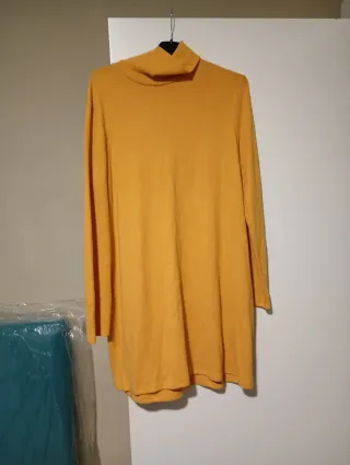 Vestido amarillo de cuello alto