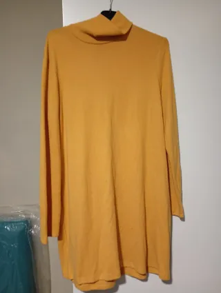 Vestido amarillo de cuello alto