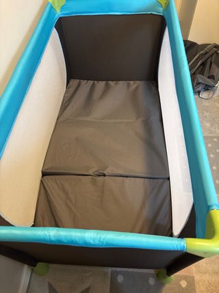 Cuna de viaje y colchón. Marca hauck