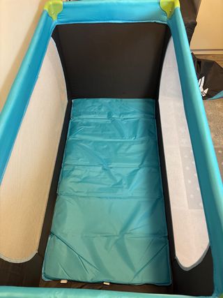 Cuna de viaje y colchón. Marca hauck