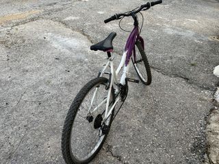 Bicicleta Morada y Blanca