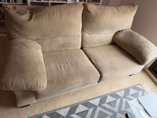 Sofá de tela beige