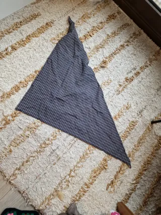 Pañuelo pico cuadros negro y gris