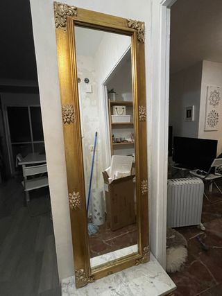 Specchio d'ingresso vintage dorato con cornice intagliata