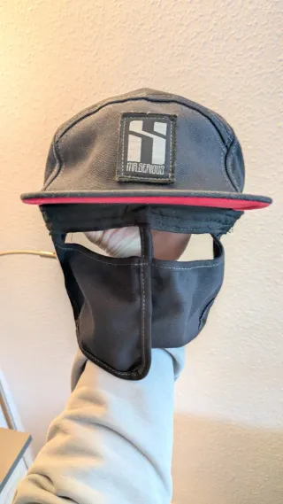 Gorra MR.SERIOUS Negra y Roja