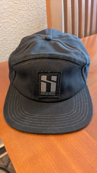 Gorra MR.SERIOUS Negra y Roja