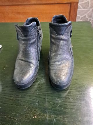 Botas plateadas con cremallera