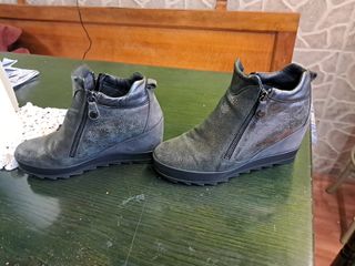 Botas plateadas con cremallera