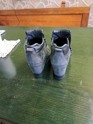 Botas plateadas con cremallera