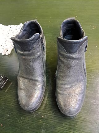 Botas plateadas con cremallera
