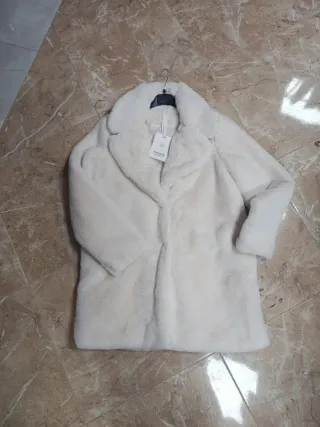 Abrigo blanco de pelo sintético