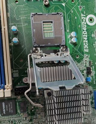 ASRock E3C242D4U2-2T - scheda madre server