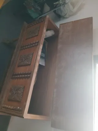 Baúl antiguo de madera tallada