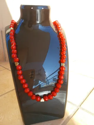 Collana rossa con perle dorate