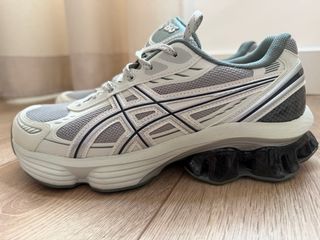 ASICS Gel-Kinsei gris y blanco