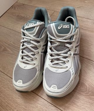 ASICS Gel-Kinsei gris y blanco