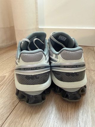 ASICS Gel-Kinsei gris y blanco