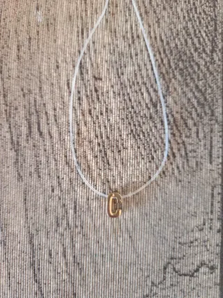 Collar con letra C dorada