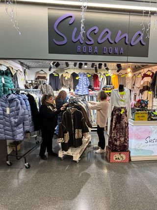 Traspaso puestos de ropa en mercado.