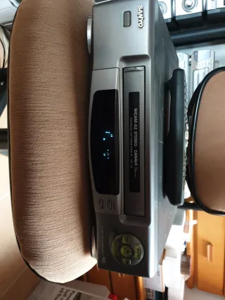 Reproductor VHS Sanyo para reparar.