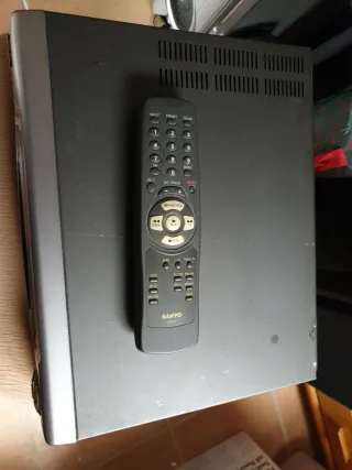 Reproductor VHS Sanyo para reparar.