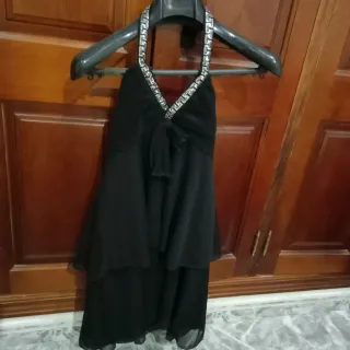 Vestido negro corto con escote halter