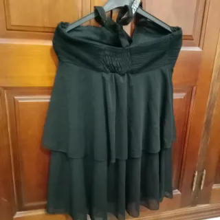 Vestido negro corto con escote halter