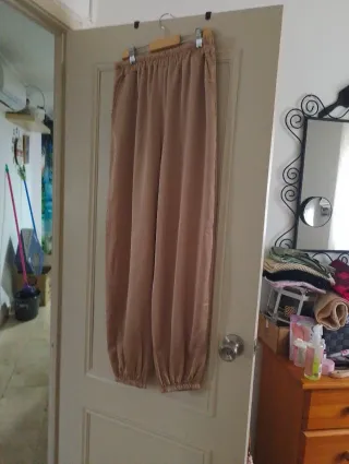 Pantalón globo raso beige talla M sin estrenar