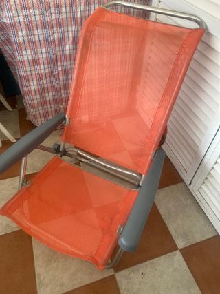 Silla de playa naranja y gris
