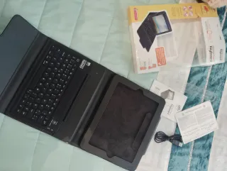 Funda con teclado EBB para iPad 1