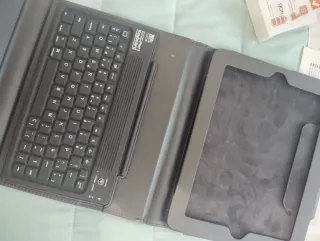 Funda con teclado EBB para iPad 1