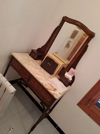 Tocador antiguo madera y mármol