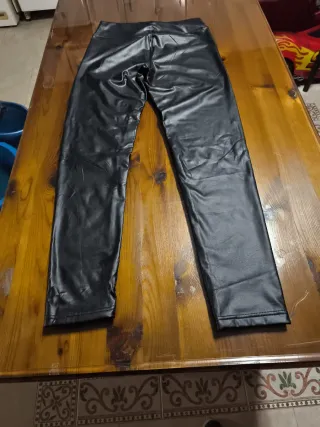 Pantalones efecto piel negros