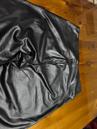 Pantalones efecto piel negros