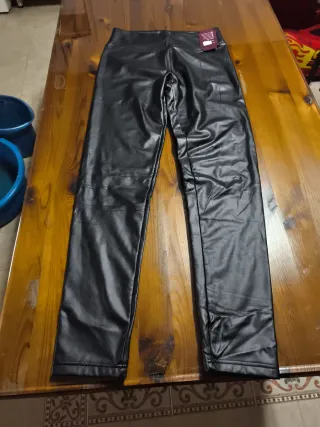 Pantalones efecto piel negros