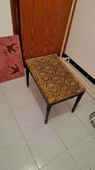 Banco antiguo terciopelo dorado