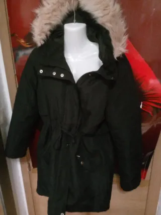 Abrigo negro con capucha y pelo