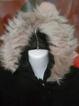 Abrigo negro con capucha y pelo