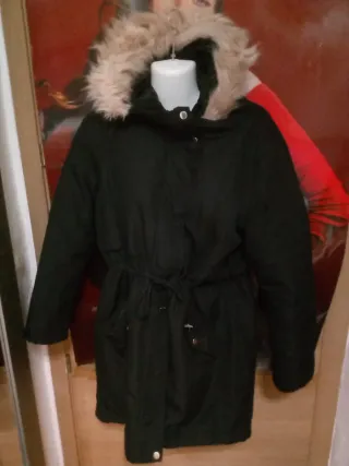 Abrigo negro con capucha y pelo