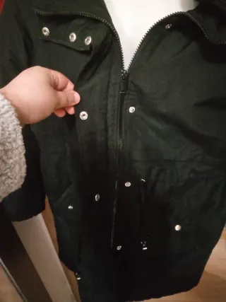 Abrigo negro con capucha y pelo