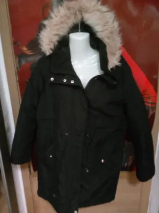 Abrigo negro con capucha y pelo