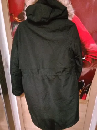 Abrigo negro con capucha y pelo