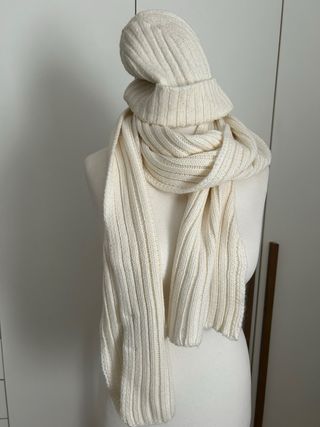 Sciarpa e cuffia Loro Piana color burro