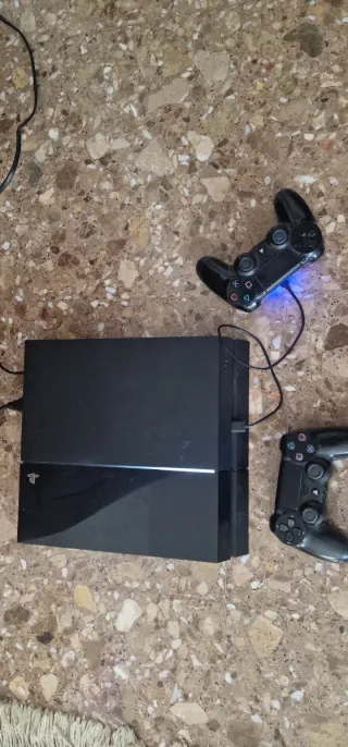 PS4 500GB + 2 Mandos