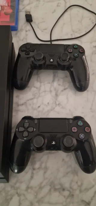 PS4 500GB + 2 Mandos
