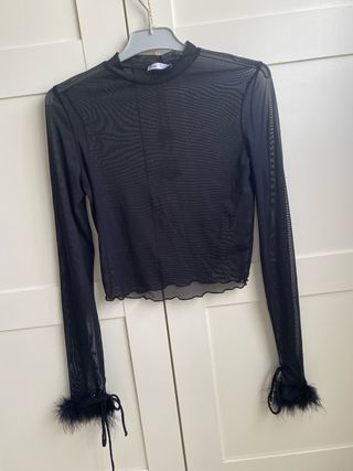 Camiseta de malla negra con plumas