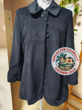 Abrigo negro con botones.