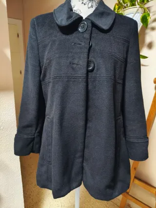 Abrigo negro con botones.