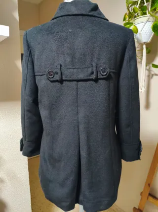 Abrigo negro con botones.