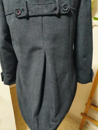 Abrigo negro con botones.